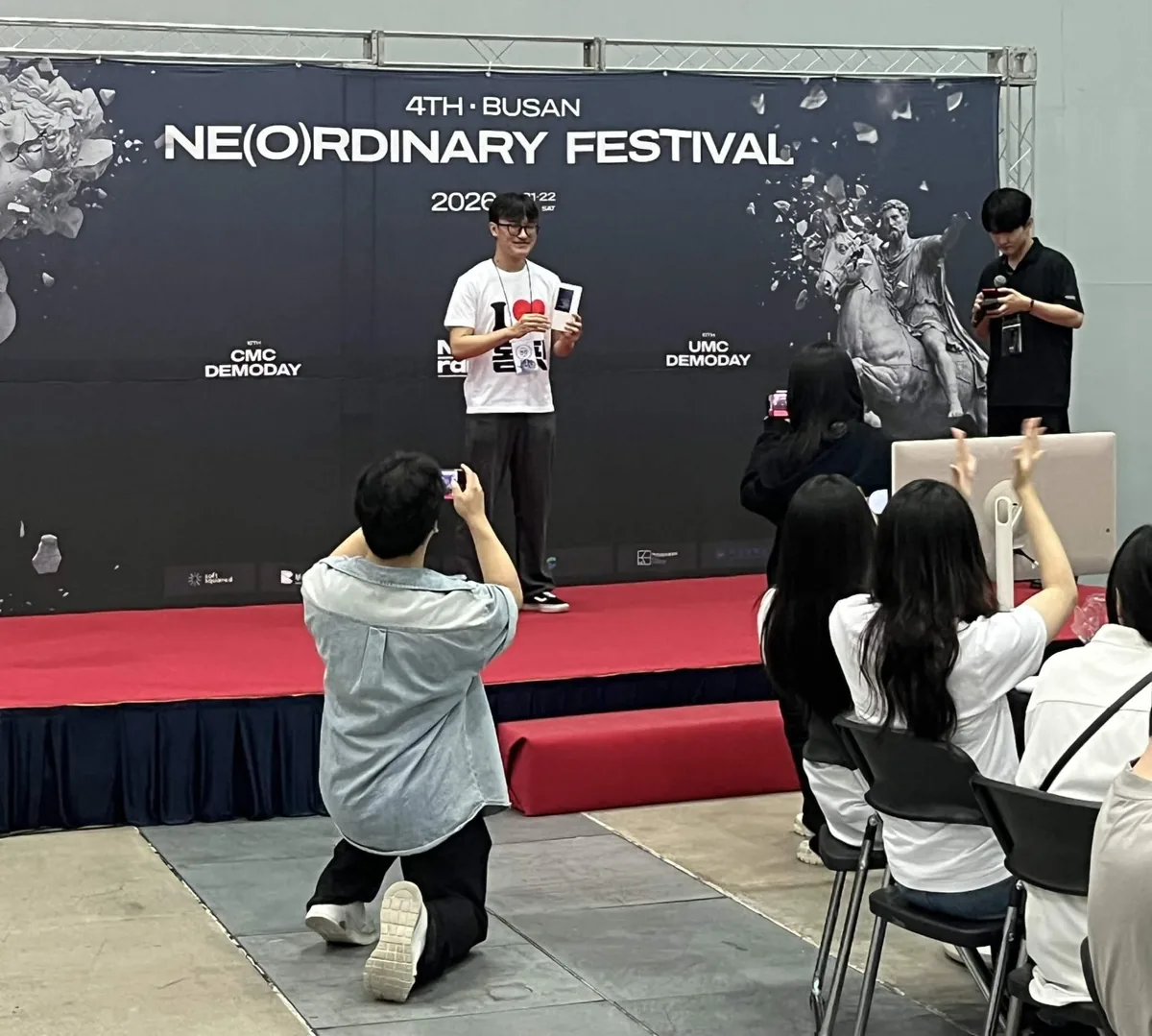 부산 BEXCO 무대에서 UMC 10th 베스트 챌린저로 선정되어 수상하는 김찬혁